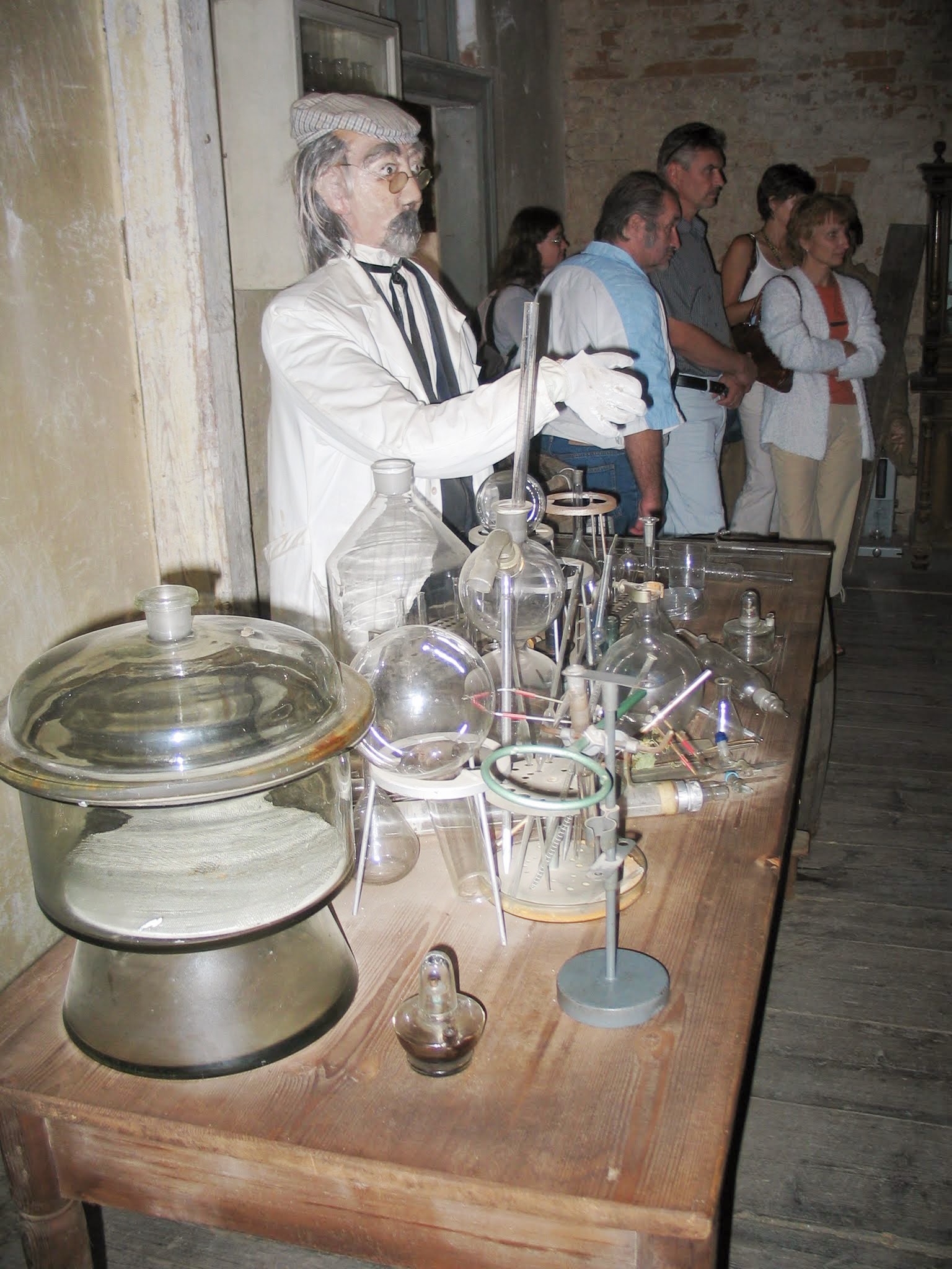 Album image copied from https://lh3.googleusercontent.com/-uOC8KsQVB6Y/VYKJyFoC5cI/AAAAAAABEuM/J3z1n0FbW-g/w1536-h2048/IMG_0807.JPG