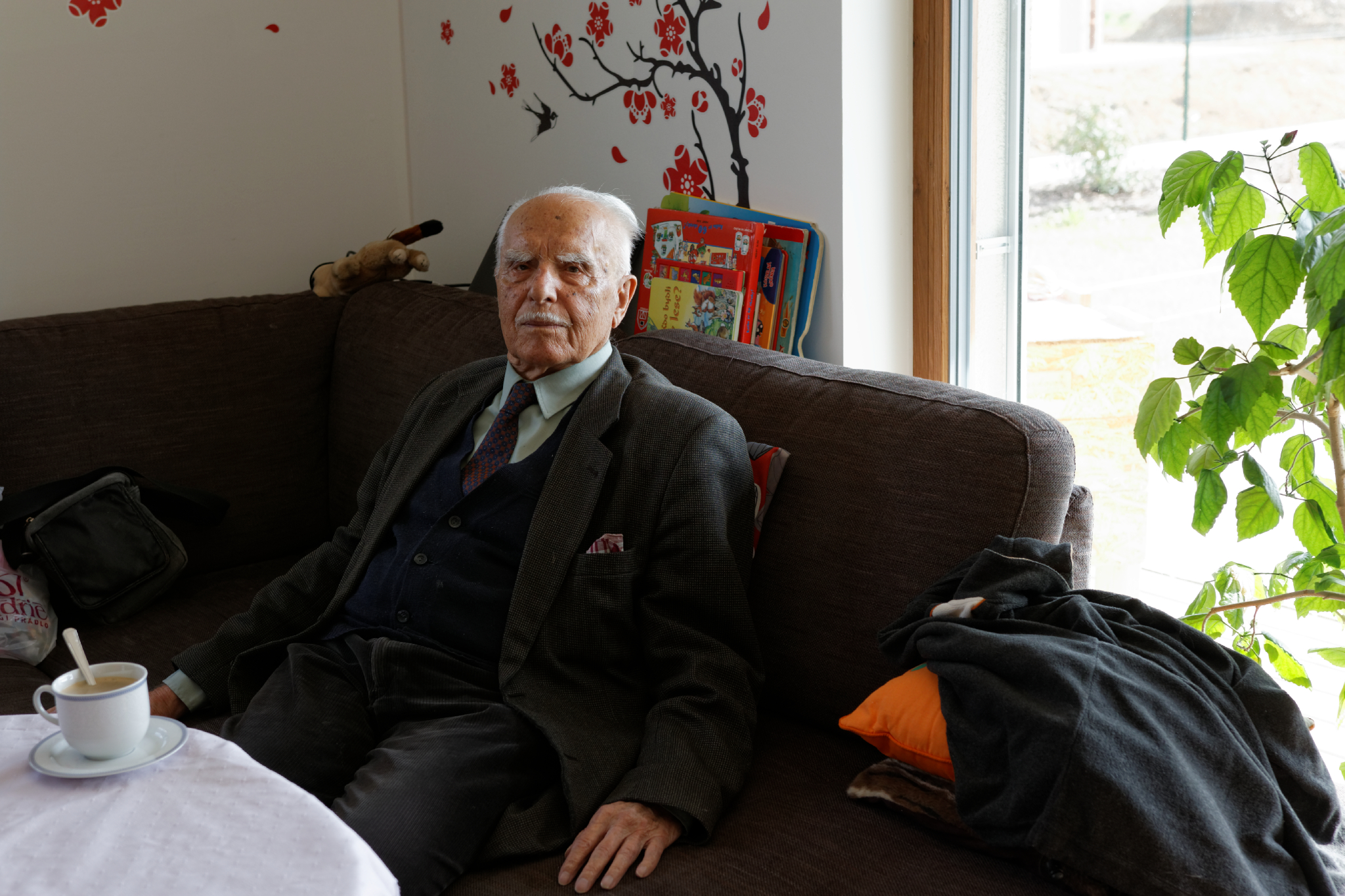 Album image copied from https://lh3.googleusercontent.com/-DOPdo1_A1WY/VRcf2_7YaiI/AAAAAAAAfbE/sJclEhKW79szHnUpyqDpyW9nx4u0Z67WwCLABGAYYCw/s0-U-I/IMG_1145_DxO_web.jpg