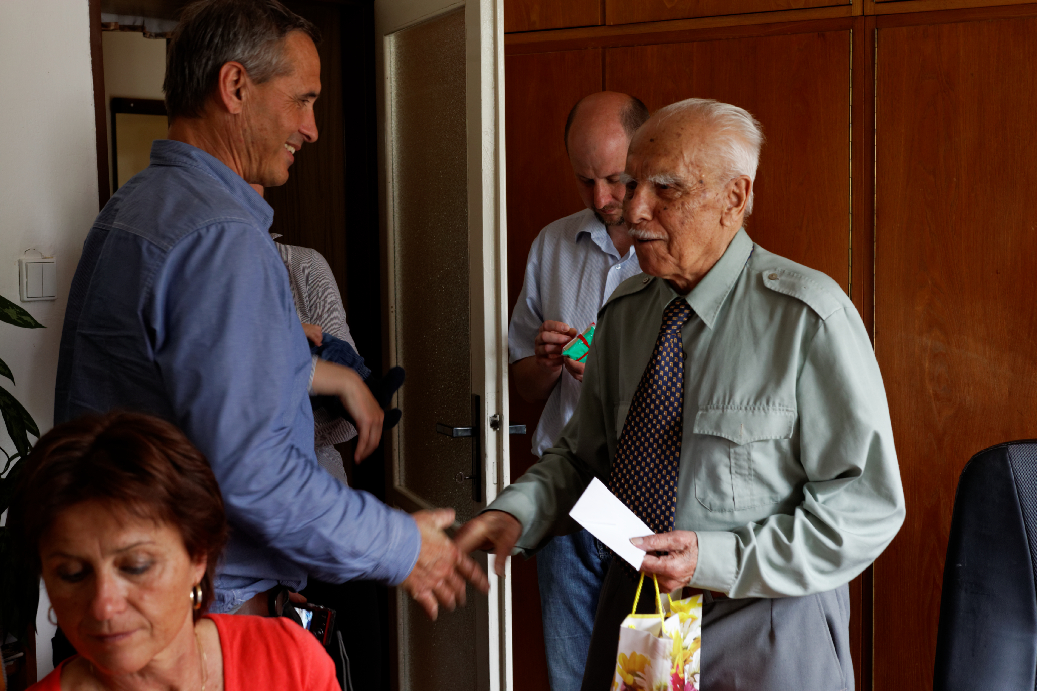 Album image copied from https://lh3.googleusercontent.com/-AAHP-IqOAKc/VT6PZNSSvJI/AAAAAAAC4tw/G9NJNM-x59MF90zpTCvfR84Qlk9Pd52pACLABGAYYCw/s0-U-I/IMG_2162_DxO_web.jpg