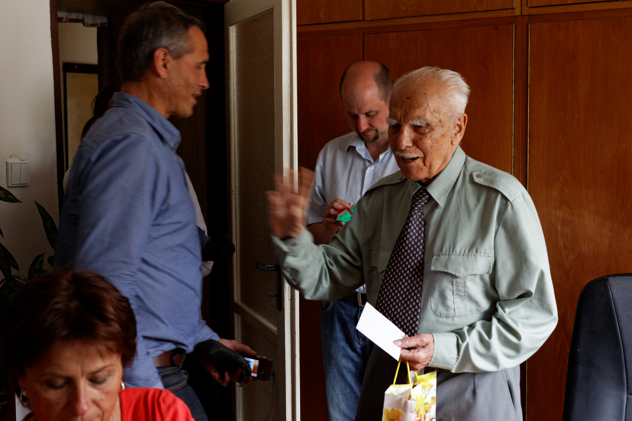 Album image copied from https://lh3.googleusercontent.com/-7MGPALXNJ5A/VT6PctN0cJI/AAAAAAAC4tw/-m0evPrweeUbigy6wvZbRcvsAHtXTbvfgCLABGAYYCw/s0-U-I/IMG_2163_DxO_web.jpg