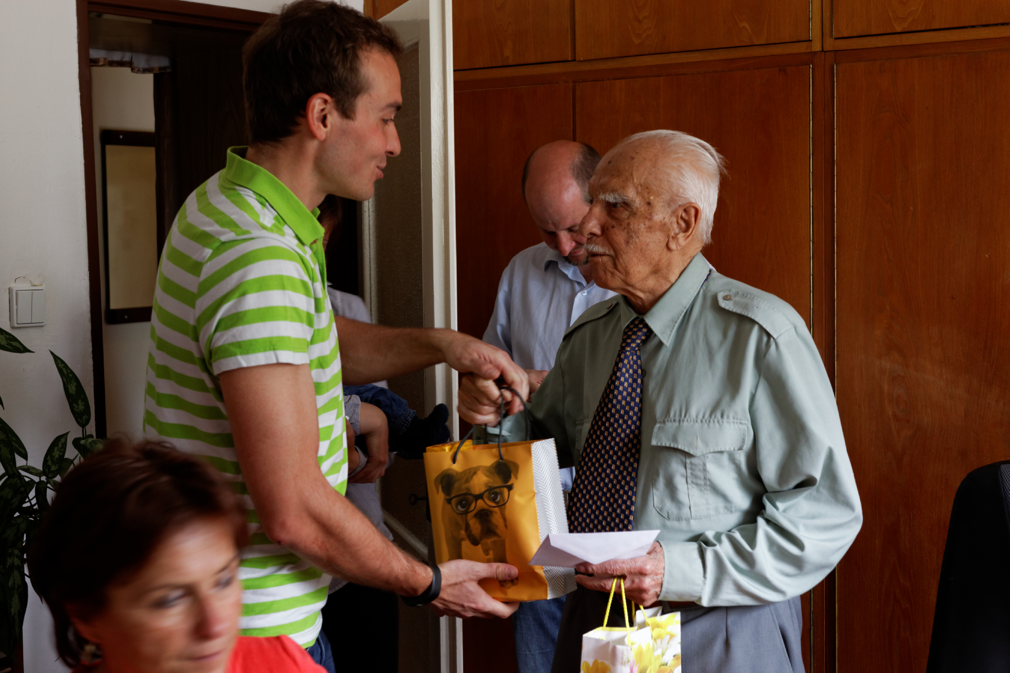 Album image copied from https://lh3.googleusercontent.com/-aWeg2FCYPIo/VT6PjjEhFPI/AAAAAAAC4tw/mmM4iienBlcmY9joH98UJOh_snYMB-gCACLABGAYYCw/s0-U-I/IMG_2165_DxO_web.jpg