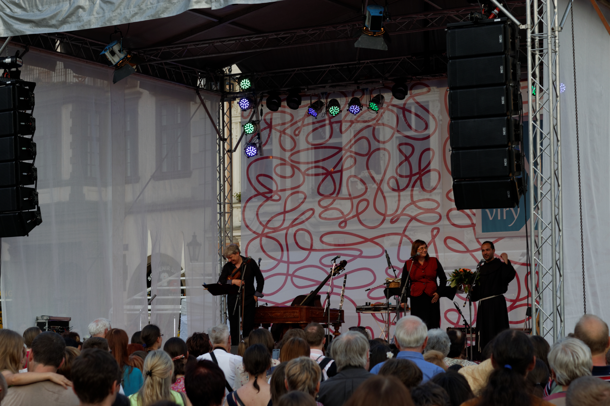 Album image copied from https://lh3.googleusercontent.com/-LXcUEItmpas/VXmZdtNYneI/AAAAAAAAyUU/Efd1LYc-NrcY8LJuw4LByv8v3rjqOOo4ACLABGAYYCw/s0-U-I/IMG_3479_DxO_web.jpg