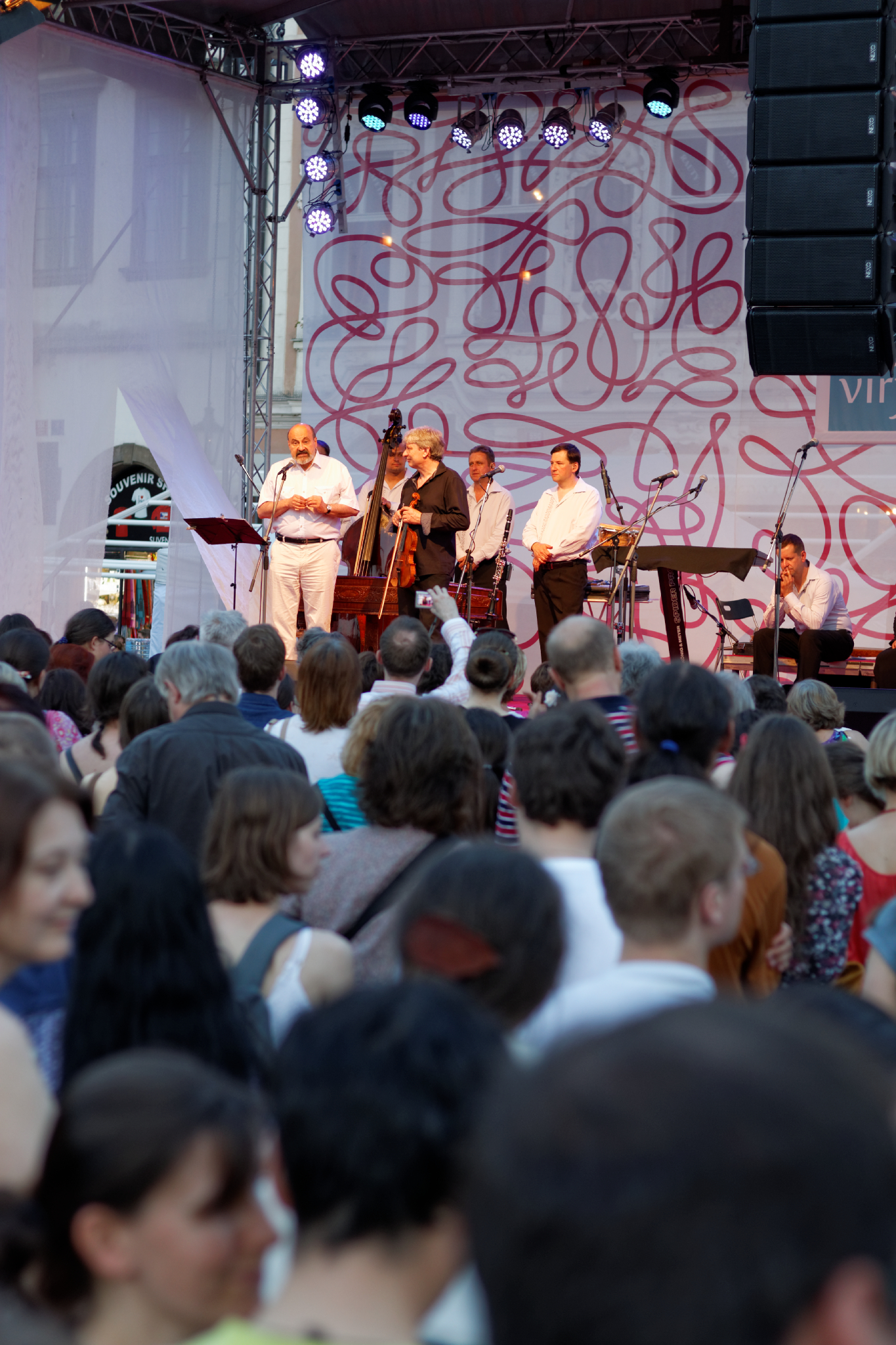 Album image copied from https://lh3.googleusercontent.com/-HLAUzUpSRrY/VXmaDAJ0W4I/AAAAAAAAyVg/bw0_LWbqmHMImEJ78pzOwNFxzBkXC5IqACLABGAYYCw/s0-U-I/IMG_3496_DxO_web.jpg