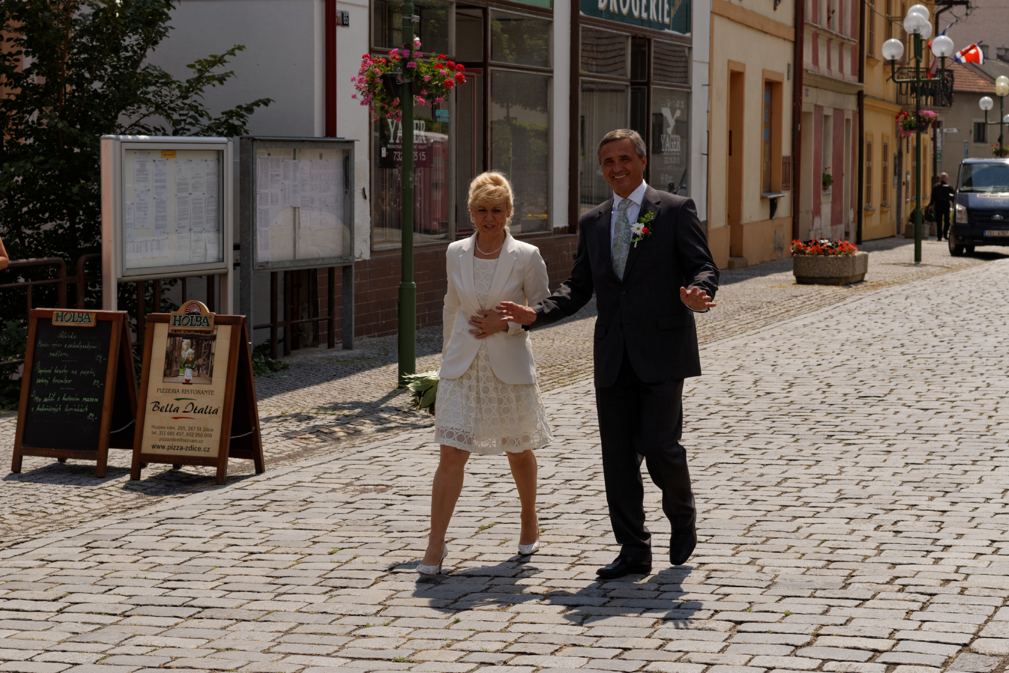 Album image copied from https://lh3.googleusercontent.com/-14xtGglr8w0/VXzqI0107JI/AAAAAAAC4tk/Y-rR46eh9OE5P0Lzu4at-_o7sNnClGNzwCLABGAYYCw/s0-U-I/IMG_3824_DxO_web.jpg